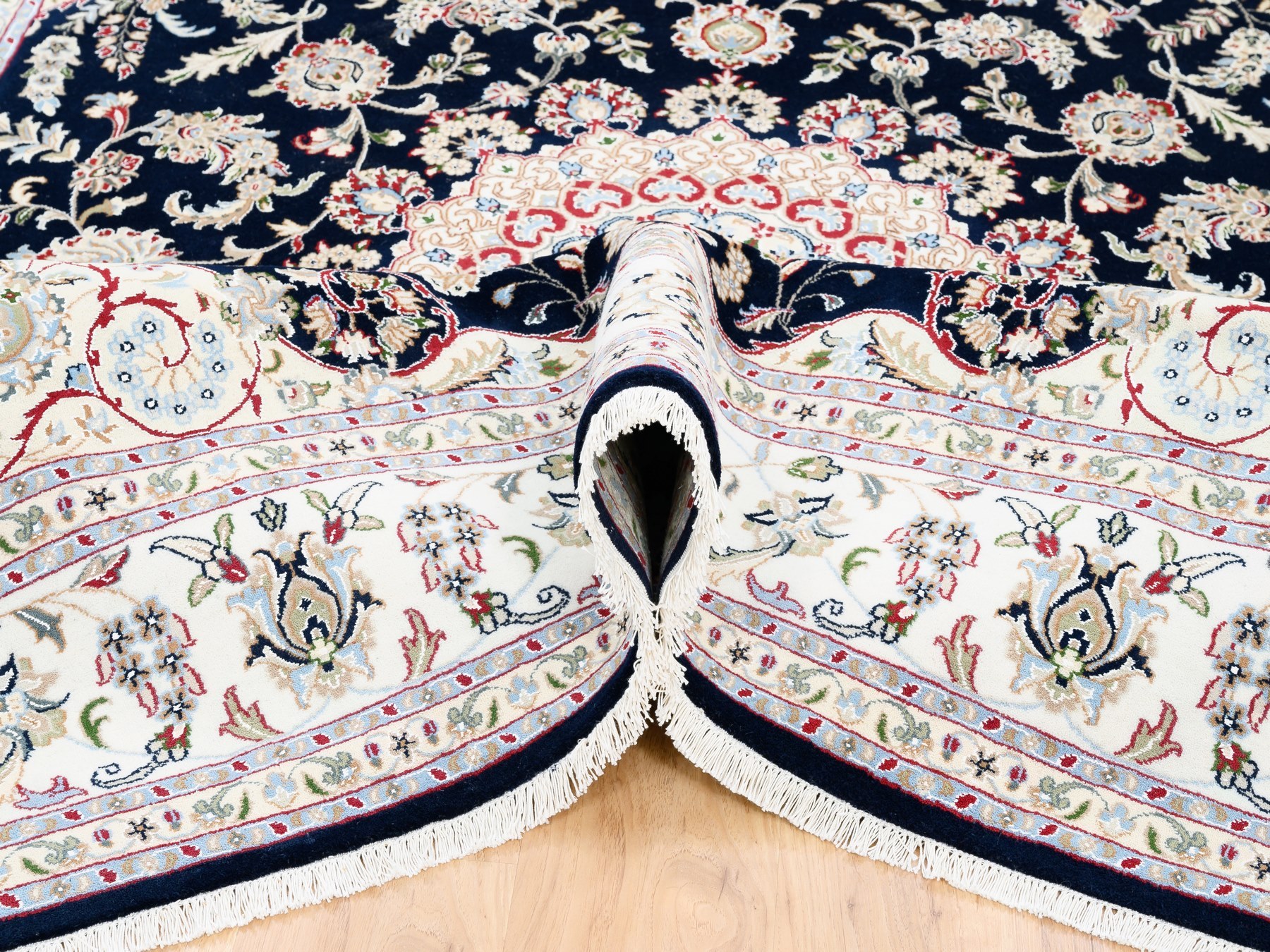 Traditional Rugs LUV565470